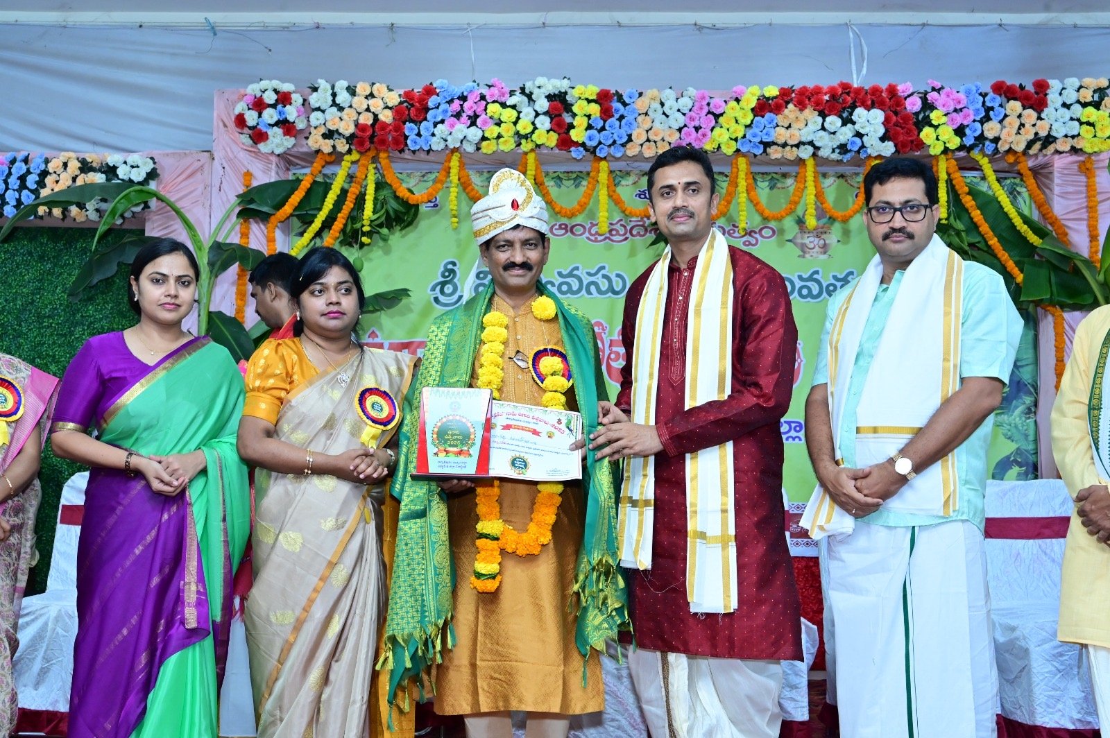 ఉగాది పురస్కారాన్ని పార్వతీపురం మన్యం జిల్లా కలెక్టర్ నుండి స్వీకరిస్తూ